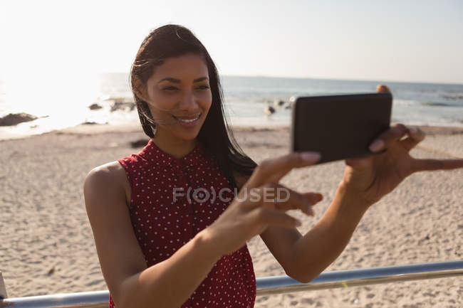 Glückliche Frau macht Selfie mit Handy an Promenade — Stockfoto