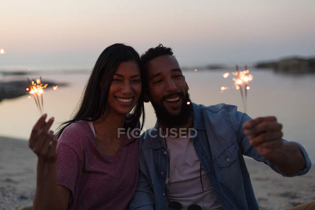 Felice coppia divertirsi sulla spiaggia vicino al mare — Foto stock