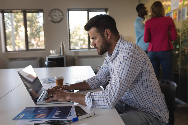 Männliche Führungskraft mit Laptop im Büro — Stockfoto
