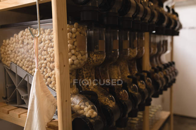 Verschiedene Getreidesorten im Spender im Supermarkt — Stockfoto