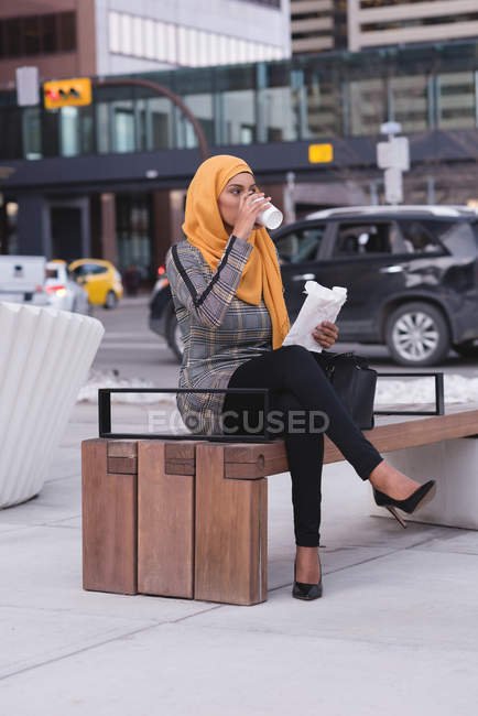 Belle femme hijab prenant un café en ville — Photo de stock