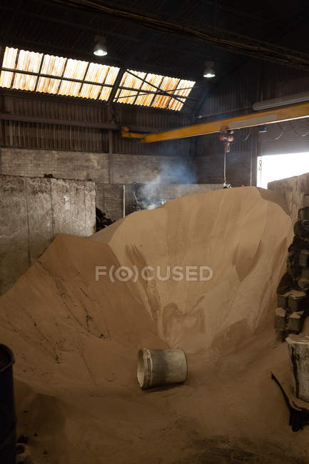 Песок и ведро в литейной мастерской — стоковое фото