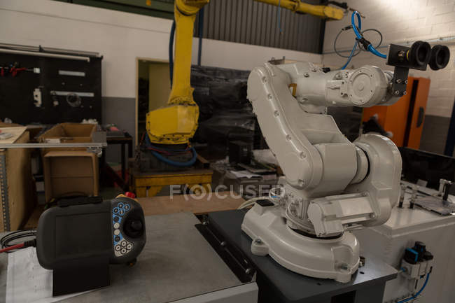 Moderna máquina robótica en almacén - foto de stock