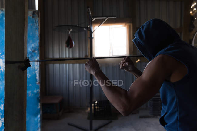 Решительный боксер-мужчина, практикующий бокс в фитнес-студии — стоковое фото