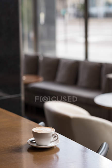 Gros plan sur la tasse de café au comptoir de l'hôtel — Photo de stock