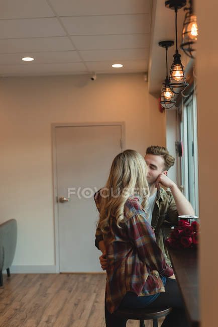 Casal romântico beijando uns aos outros no café — Fotografia de Stock