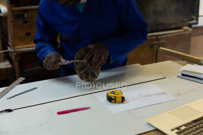 Section moyenne du travailleur travaillant dans un atelier de fonderie — Photo de stock
