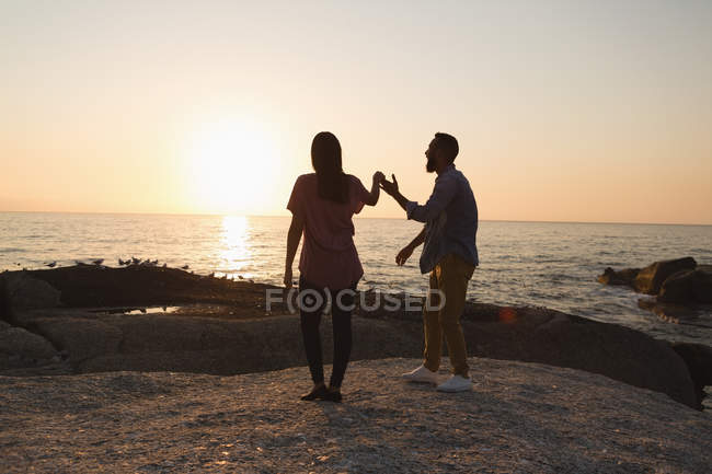 Романтична пара стоїть біля морської сторони — стокове фото