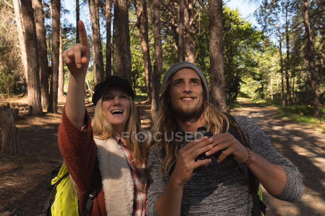Paar zeltet an einem sonnigen Tag im Wald — Stockfoto