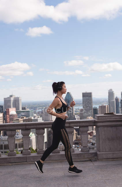 Corrida femenina en la ciudad en un día soleado - foto de stock
