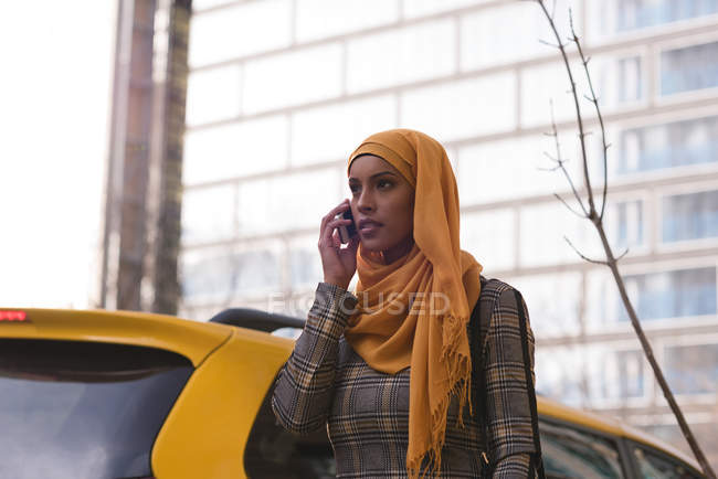 Hijab mujer hablando por teléfono móvil en la ciudad - foto de stock