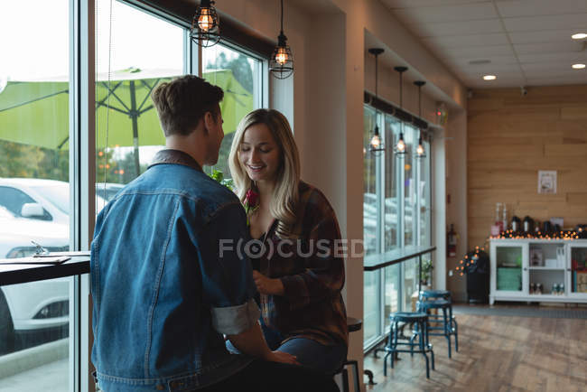 Щаслива пара взаємодіє один з одним в кафе — стокове фото