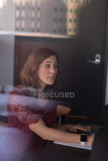 Geschäftsfrau sitzt während Besprechung im Hotel im Konferenzraum — Stockfoto