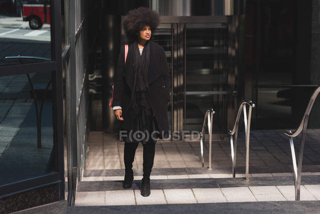 Mulher pensativa andando na cidade — Fotografia de Stock