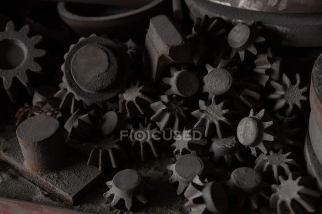 Close-up de fundições metálicas inacabadas em fundição — Fotografia de Stock