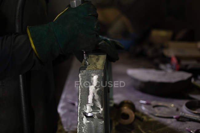 Nahaufnahme des Arbeiters mit hydraulischer Maschine in der Gießerei-Werkstatt — Stockfoto