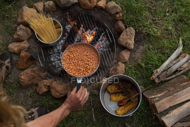 Essen am Lagerfeuer auf dem Campingplatz zubereitet — Stockfoto