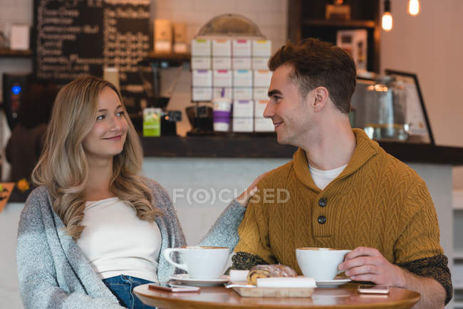 Щаслива пара взаємодіє один з одним в кафе — стокове фото