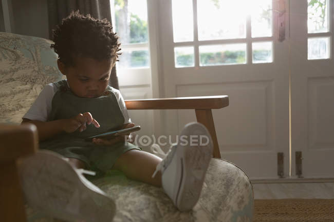 Criança usando telefone celular em casa — Fotografia de Stock