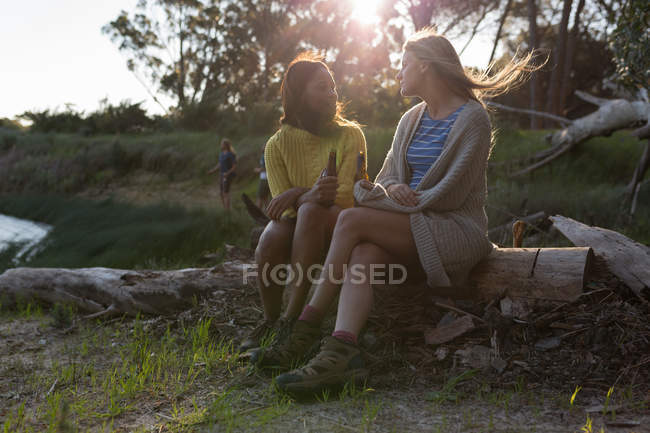 Jovens mulheres conversando na floresta — Fotografia de Stock