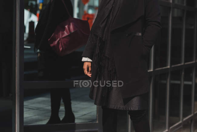 Mid section of woman hand in pocket walking in city — Stock Photo