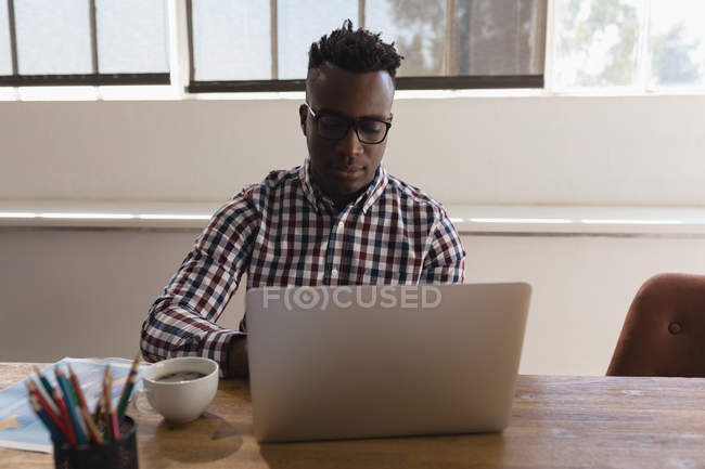 Чоловік виконавчий використовує ноутбук в конференц-залі в офісі — стокове фото