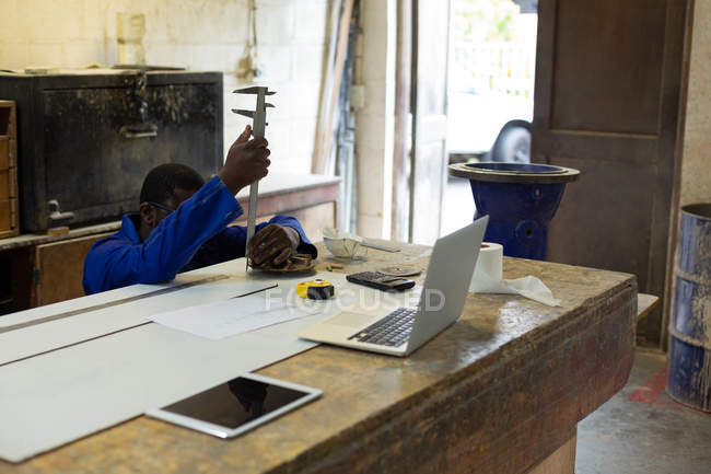 Trabalhador masculino usando paquímetro vernier na oficina de fundição — Fotografia de Stock