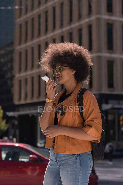 Mujer hablando por teléfono móvil en la ciudad - foto de stock