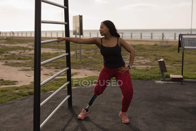 Jovem mulher deficiente exercitando no jardim — Fotografia de Stock