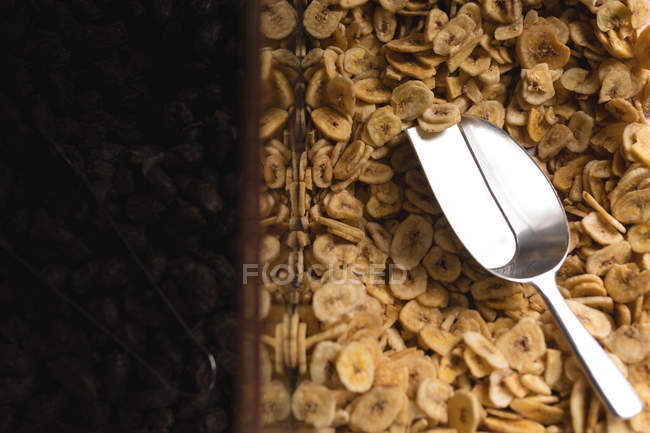 Крупный план жареных банановых чипсов на дисплее — стоковое фото