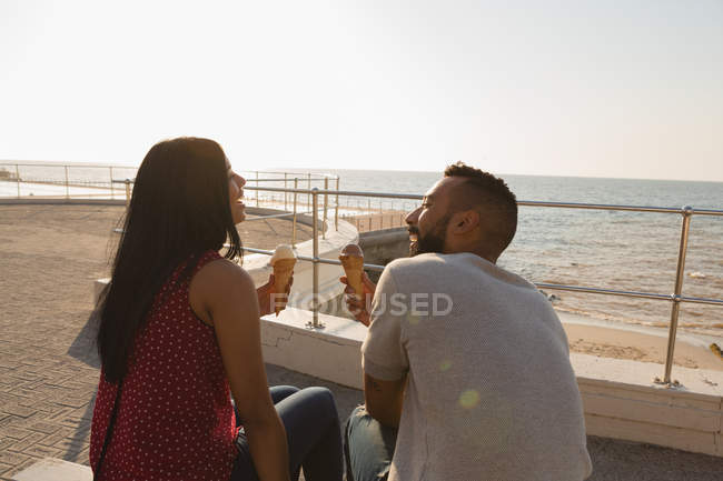 Glückliches Paar beim Eis essen an der Promenade — Stockfoto
