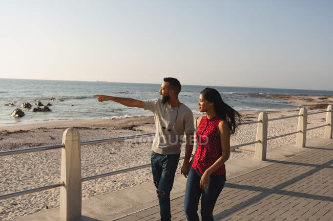 Paar spaziert an einem sonnigen Tag an der Promenade — Stockfoto