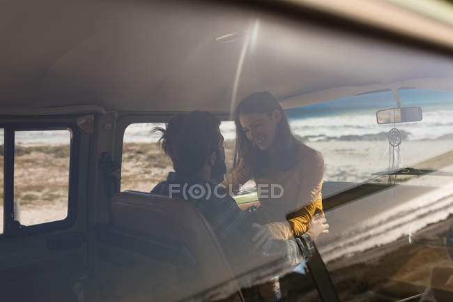 Glückliches Paar umarmt sich im Fahrzeug — Stockfoto