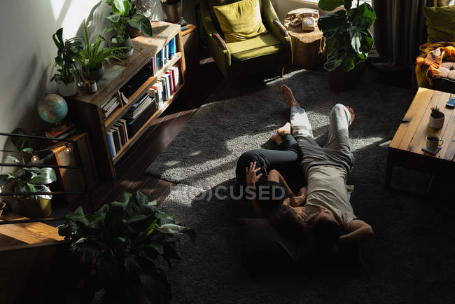 Casal dormindo no chão na sala de estar em casa — Fotografia de Stock