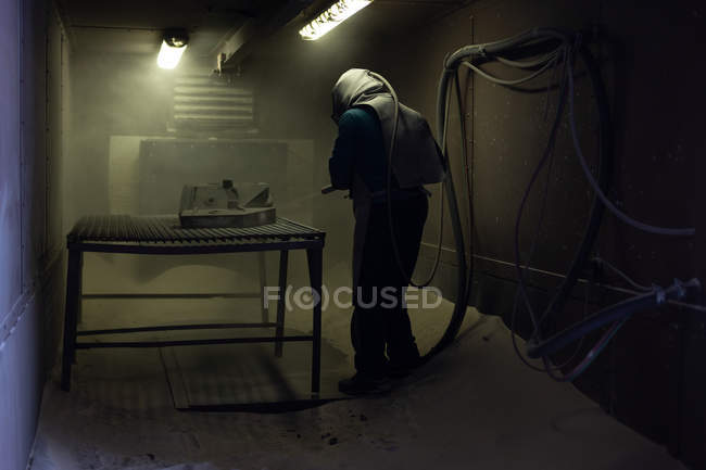 Travailleur masculin travaillant dans un atelier de fonderie — Photo de stock