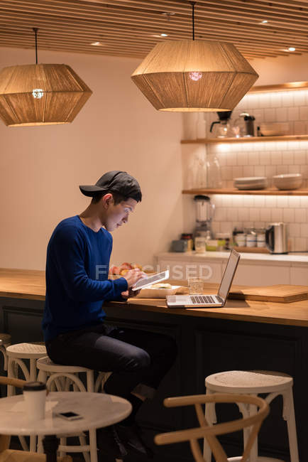 Homme exécutif utilisant tablette numérique dans la cafétéria de bureau — Photo de stock