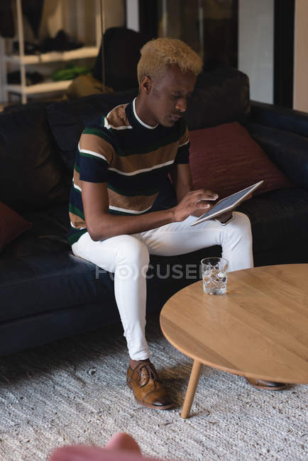 Розумний бізнесмен, використовуючи цифровий планшет в офісі — стокове фото
