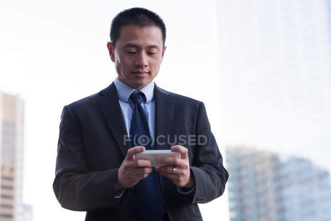 Geschäftsmann benutzte Handy auf Hotelbalkon — Stockfoto