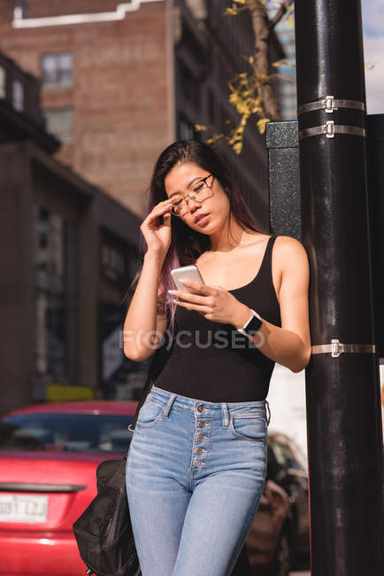 Mulher moderna usando telefone celular na cidade — Fotografia de Stock
