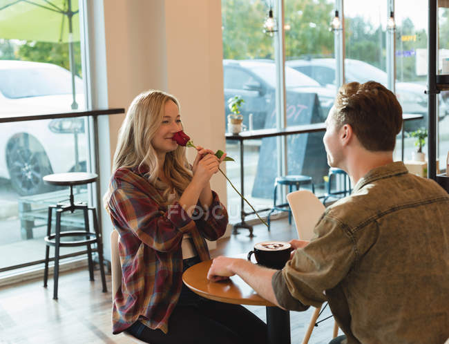 Casal romântico interagindo uns com os outros no café — Fotografia de Stock