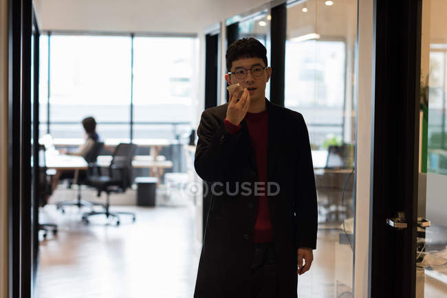 Executivo falando no celular no escritório — Fotografia de Stock