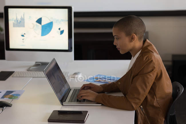 Esecutivo aziendale femminile che utilizza laptop in ufficio — Foto stock