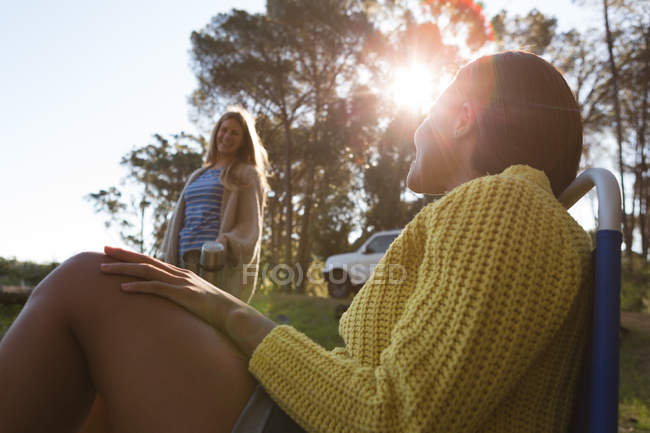 Девушки разговаривают друг с другом в лесу — стоковое фото