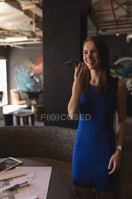 Жінка-виконавча розмова на мобільному телефоні в кафетерії в офісі — стокове фото