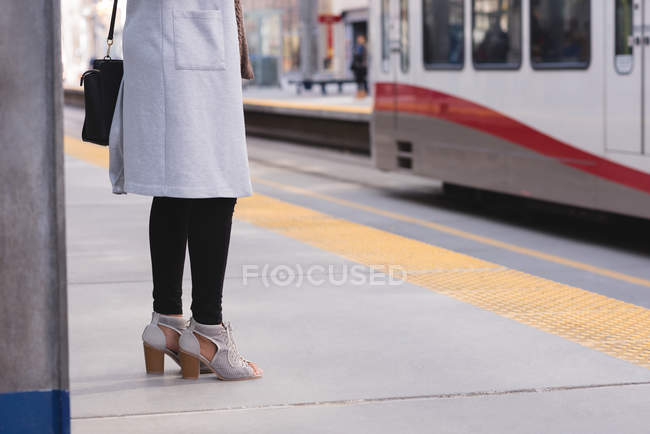 Hidschab-Frau steht auf Bahnsteig am Bahnhof — Stockfoto