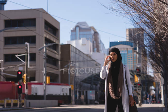 Hidschab-Frau benutzt Handy in der Stadt — Stockfoto
