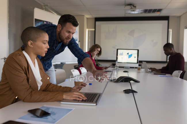 Führungskräfte diskutieren über Laptop im Konferenzraum im Büro — Stockfoto