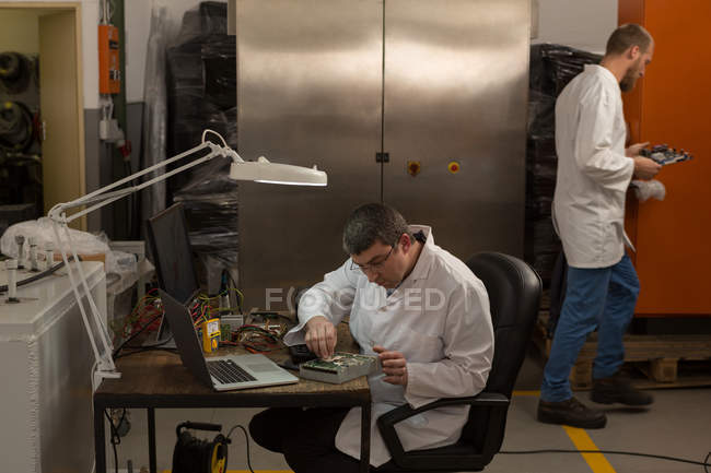 Engenheiro de robótica trabalhando na mesa no armazém — Fotografia de Stock
