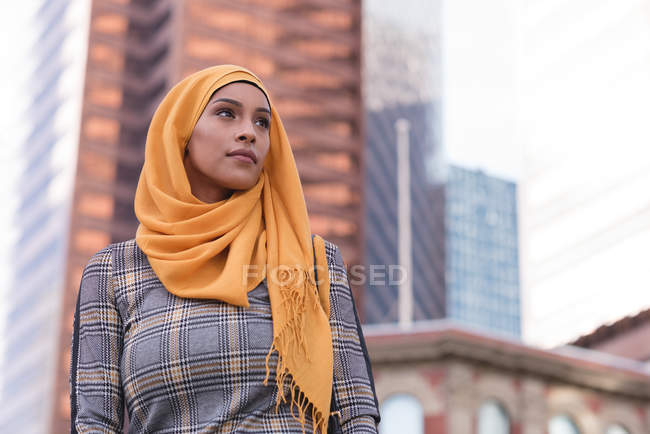 Hijab mujer caminando en la ciudad - foto de stock