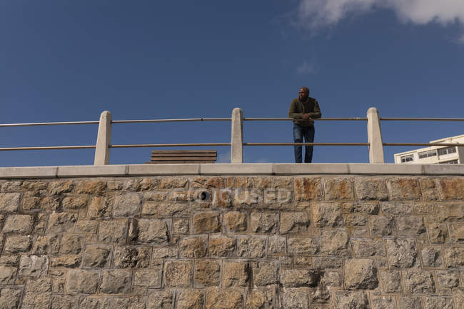 Blick auf einen Mann, der sich an ein Geländer lehnt — Stockfoto